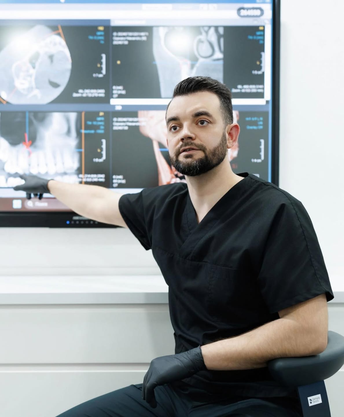 Dr. Grigore Galbur explicând planificarea implanturilor pe imaginea 3D CBCT, Royal Dentalit Chișinău